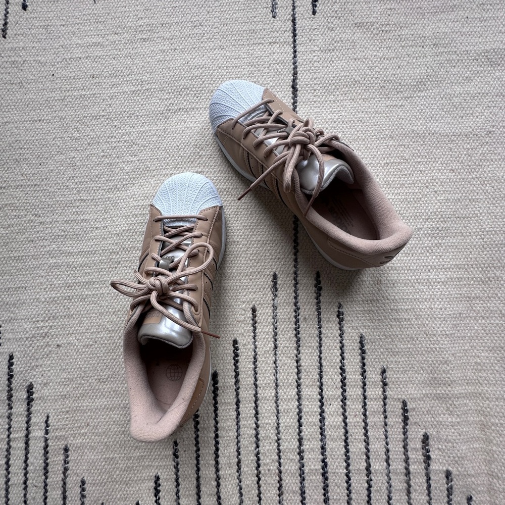 Adidas Superstar sneaker in beige. Size 7